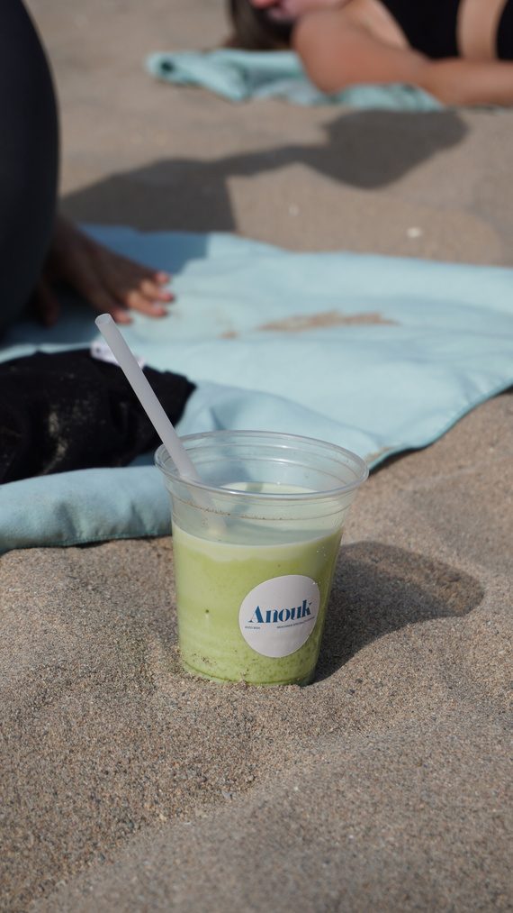 Iced matcha en la playa de Castelldefels
