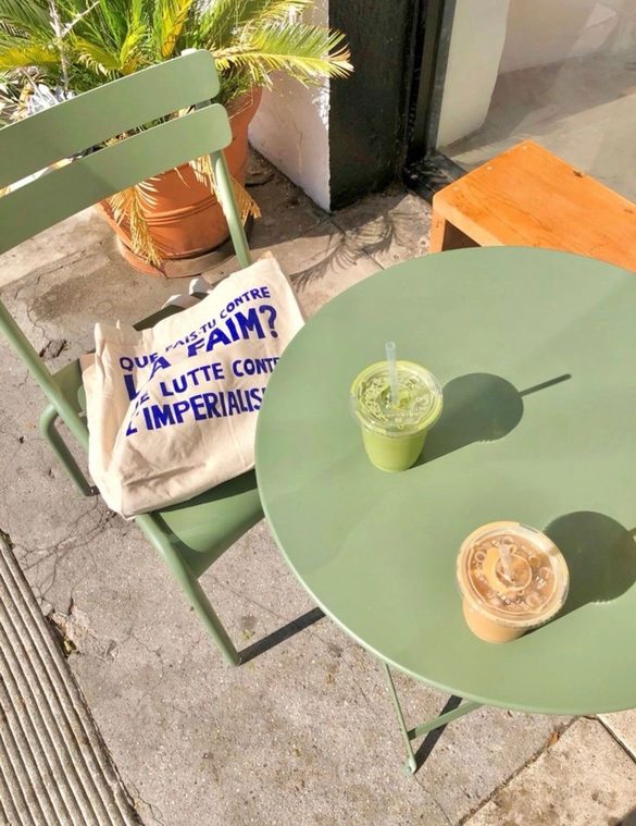 Matcha helado en mesa verde