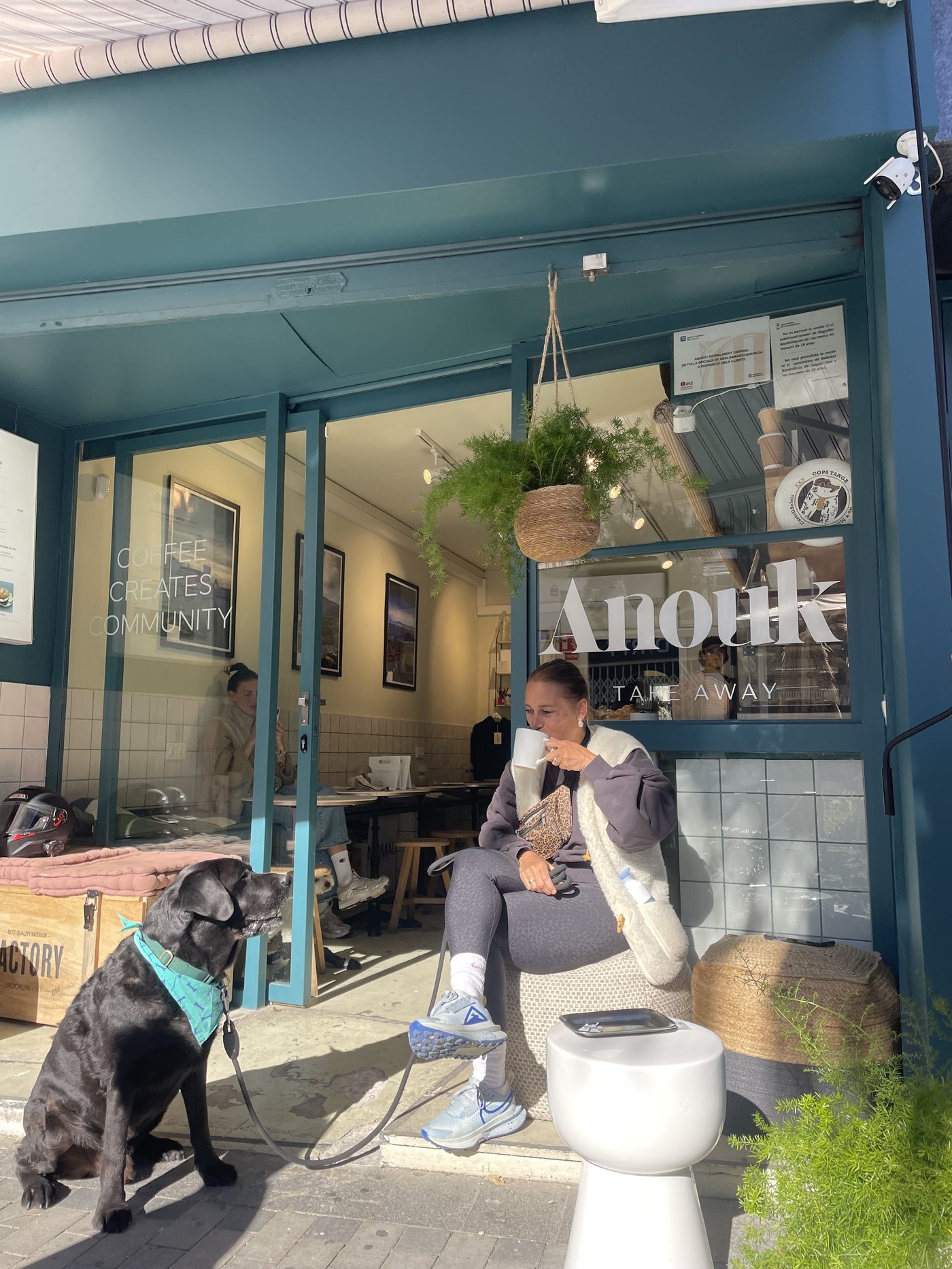 Terraza de Anouk con clienta y labrador