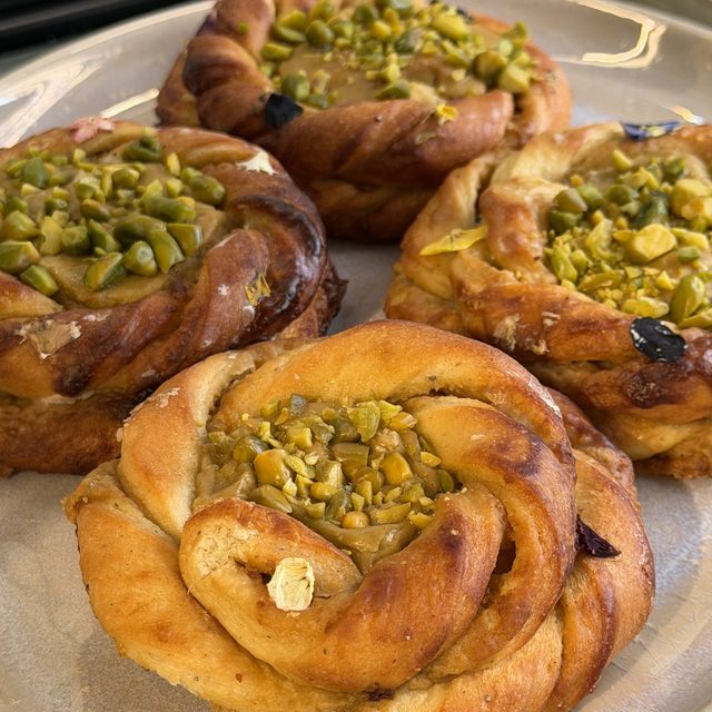 Roll de pistacho recién horneado en Anouk
