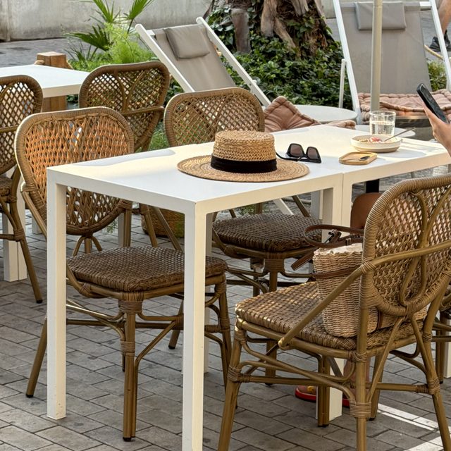 Terraza de Anouk con mesa y sombrero al sol