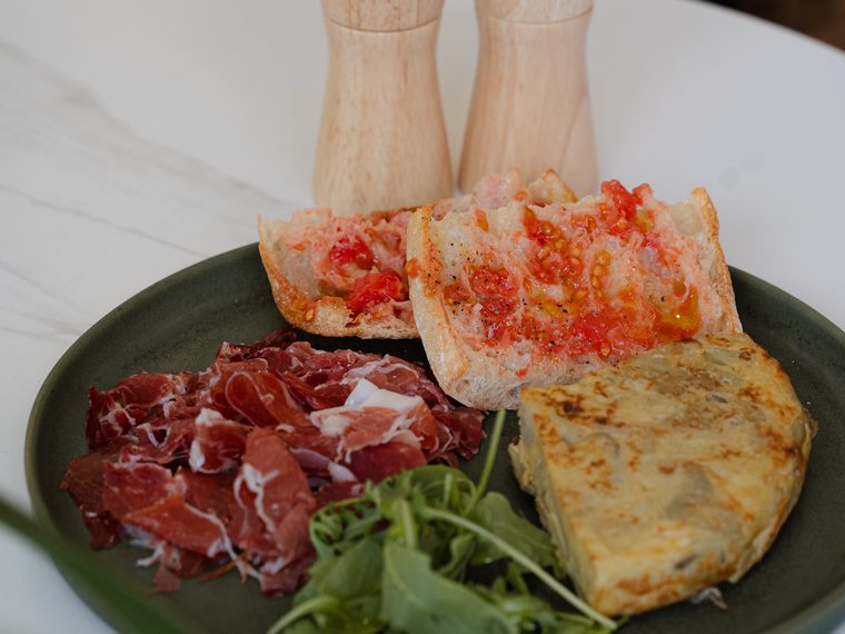 Brunch de Anouk: tortilla, jamón y pan con tomate