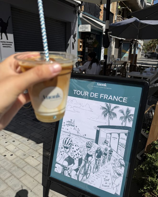 Iced coffee de Anouk frente al mural del Tour de France
