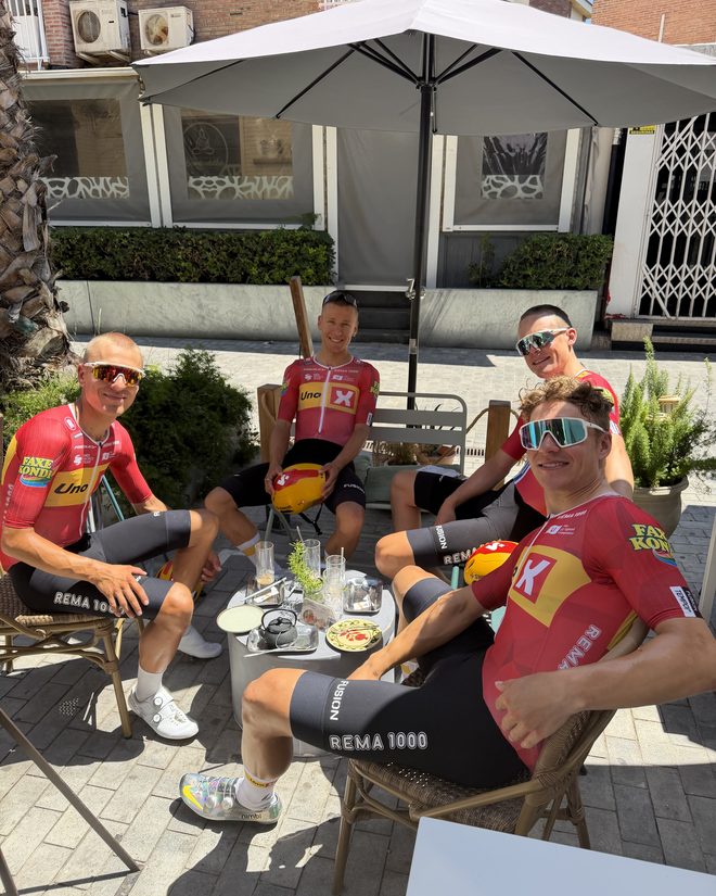 Equipo ciclista descansando en la terraza de Anouk